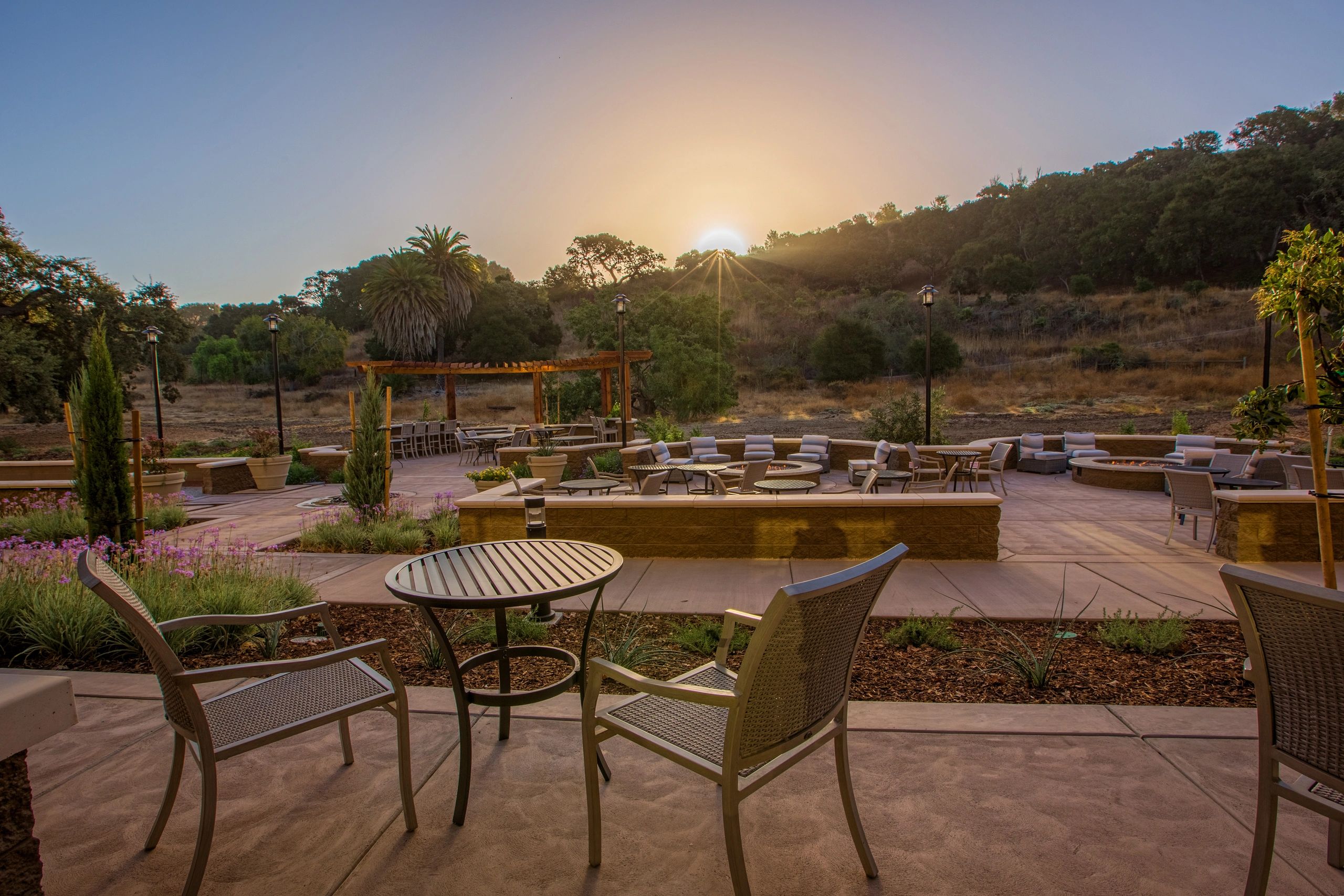 Outdoor lounge area at the Hampton Inn & Suites. By Discover Buellton.